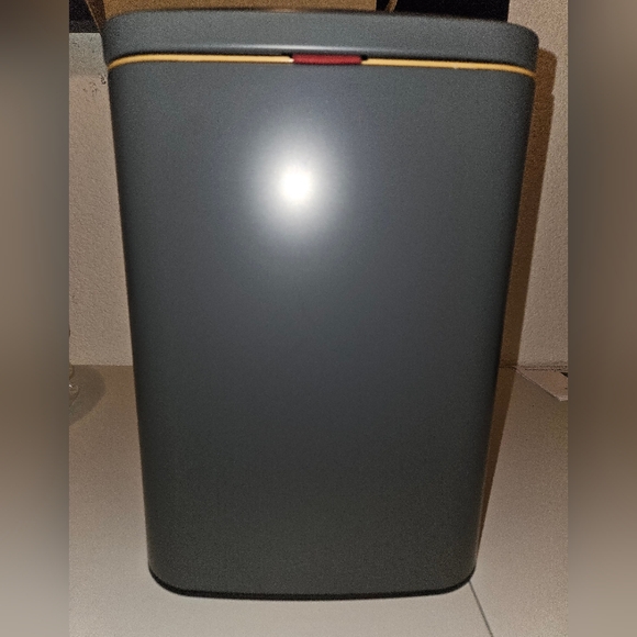 Outdoor Dog Poop Trash Can with Lid and Activated Carbon Filter Wall-Mounted - Picture 7 of 8